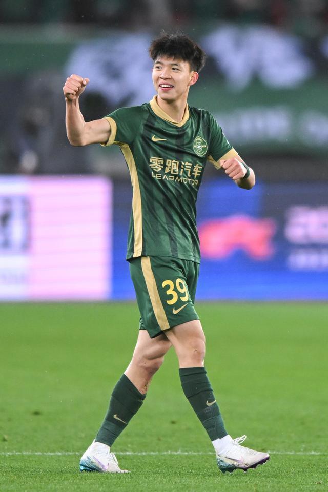 4轮首胜！中超-王钰栋传射国安连扳3球4-3逆转十人浙江(王牌投手振臂高挥第三季)