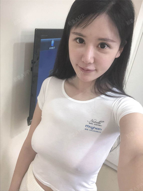 萨卡女友晒写真引热议回复网友：没隆胸(图)(网红主播被网友质疑胸假)